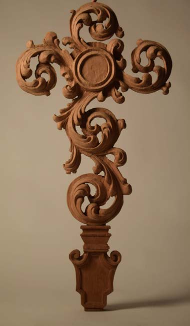 Cruz alzada. Terracota · Modelado